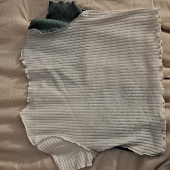 It's a shein crop top it's size medium and its green and white - Picture 2 of 2